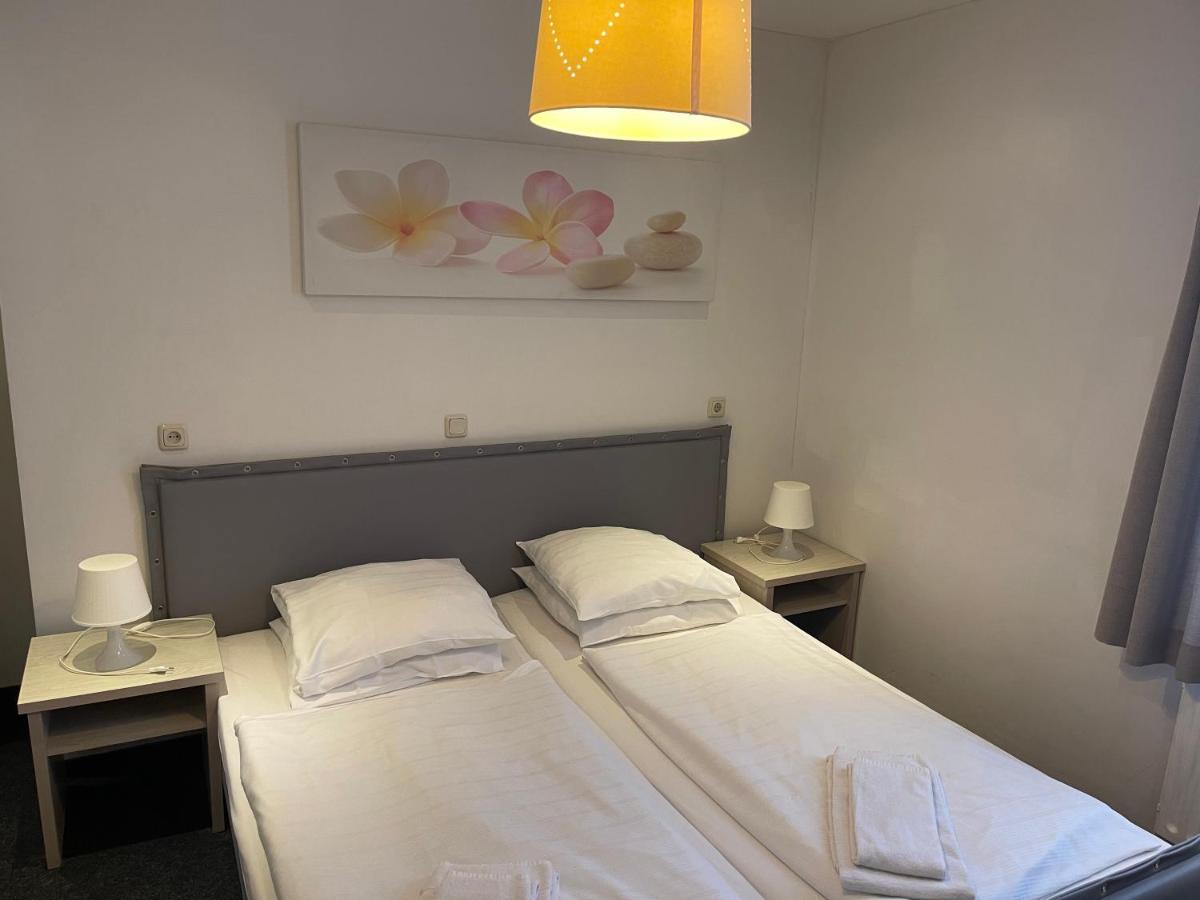 Hotel Restaurant La Piazza Valkenburg aan de Geul ภายนอก รูปภาพ