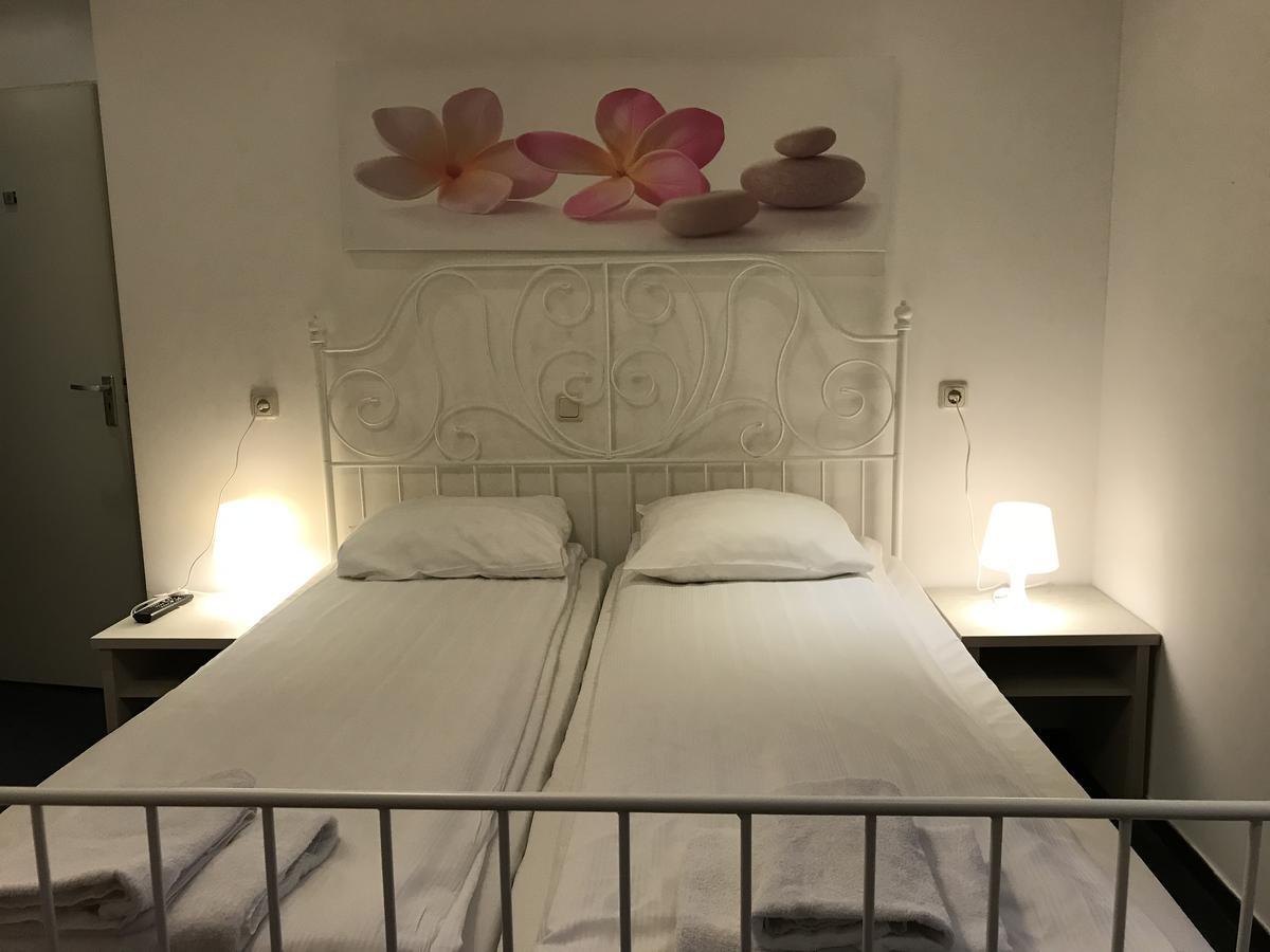 Hotel Restaurant La Piazza Valkenburg aan de Geul ภายนอก รูปภาพ